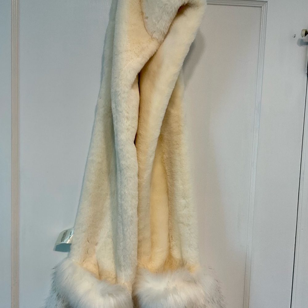 Elegant Cream Fur Scarf